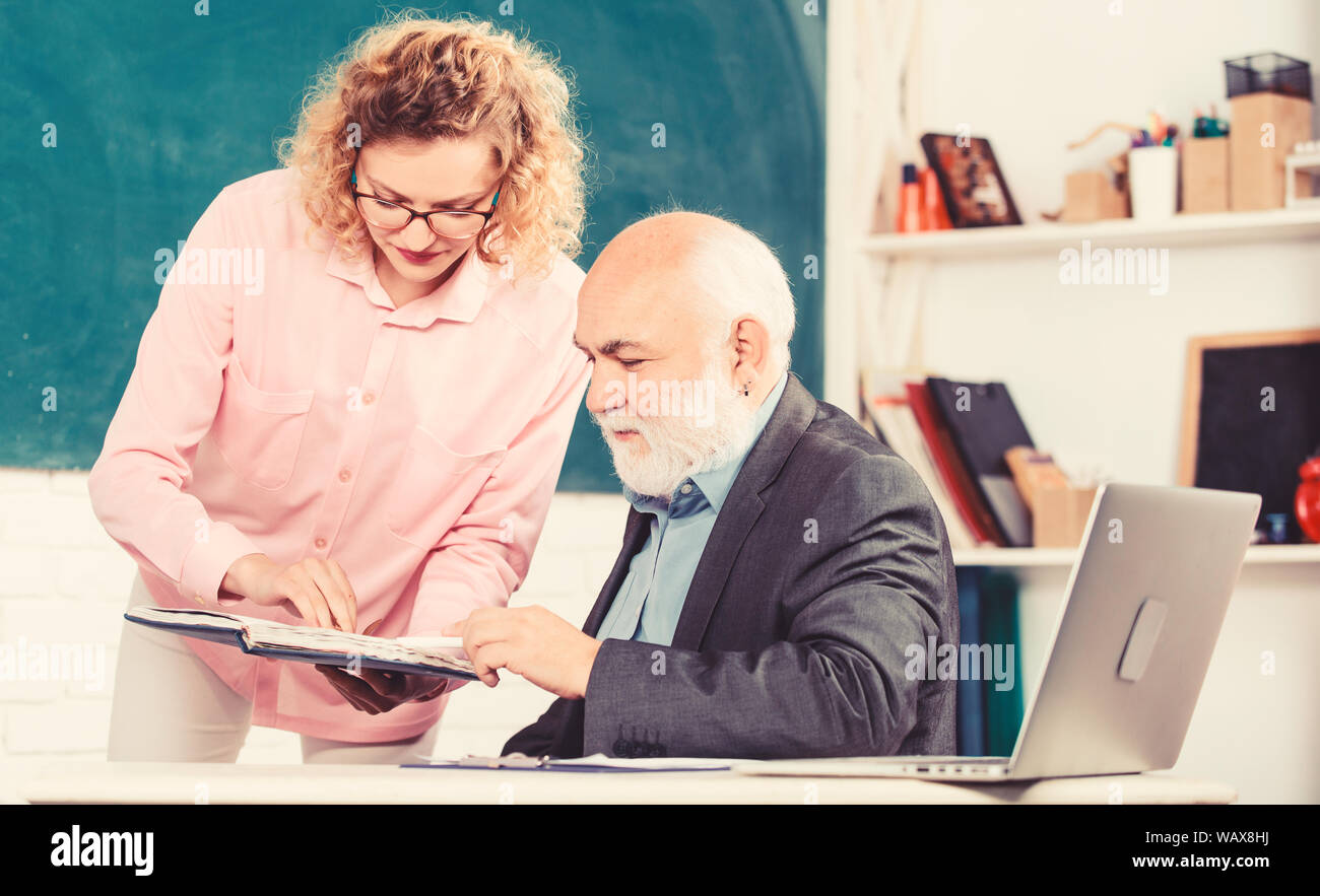 Schwierig zu erklären. Lösen von mathematischen Aufgaben. Buchen Sie Quelle wissen. School Buch Konzept. Helfen Sie mir bitte. Hausaufgaben prüfen. Schüler, Lehrer über Aufgabe. Lehrer und Schüler auf der Suche nach Buch. Stockfoto
