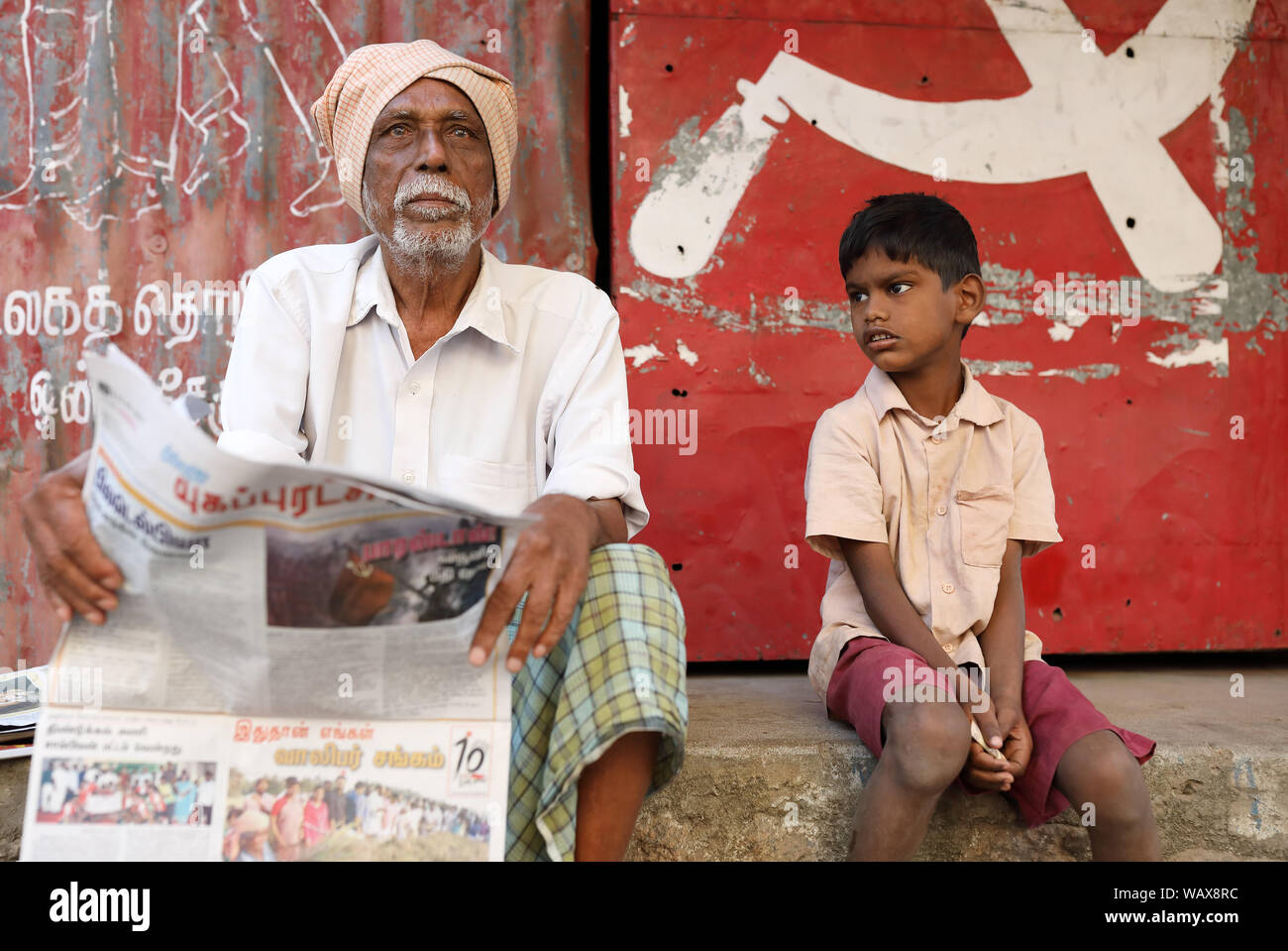Hinduistische Pilger sitzen in den Straßen von Madurai, Indien. Stockfoto
