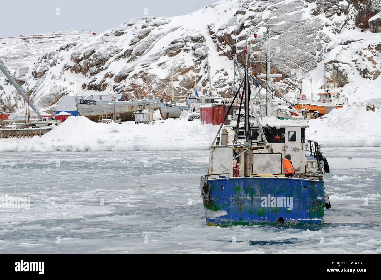 Fischerboot fährt duch Eisschollen, Hafen, Ilulissat, Avannnaata Kommunia, Grönland, England, Irland. Stockfoto