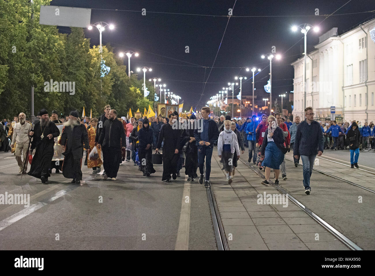 Il est 2:30, les 40 000 pèlerins, Religieux, tsaristes, Verbände, et politiques se mettent en marche en Direction de Ganina Yama. 21 k m à pied et Stockfoto