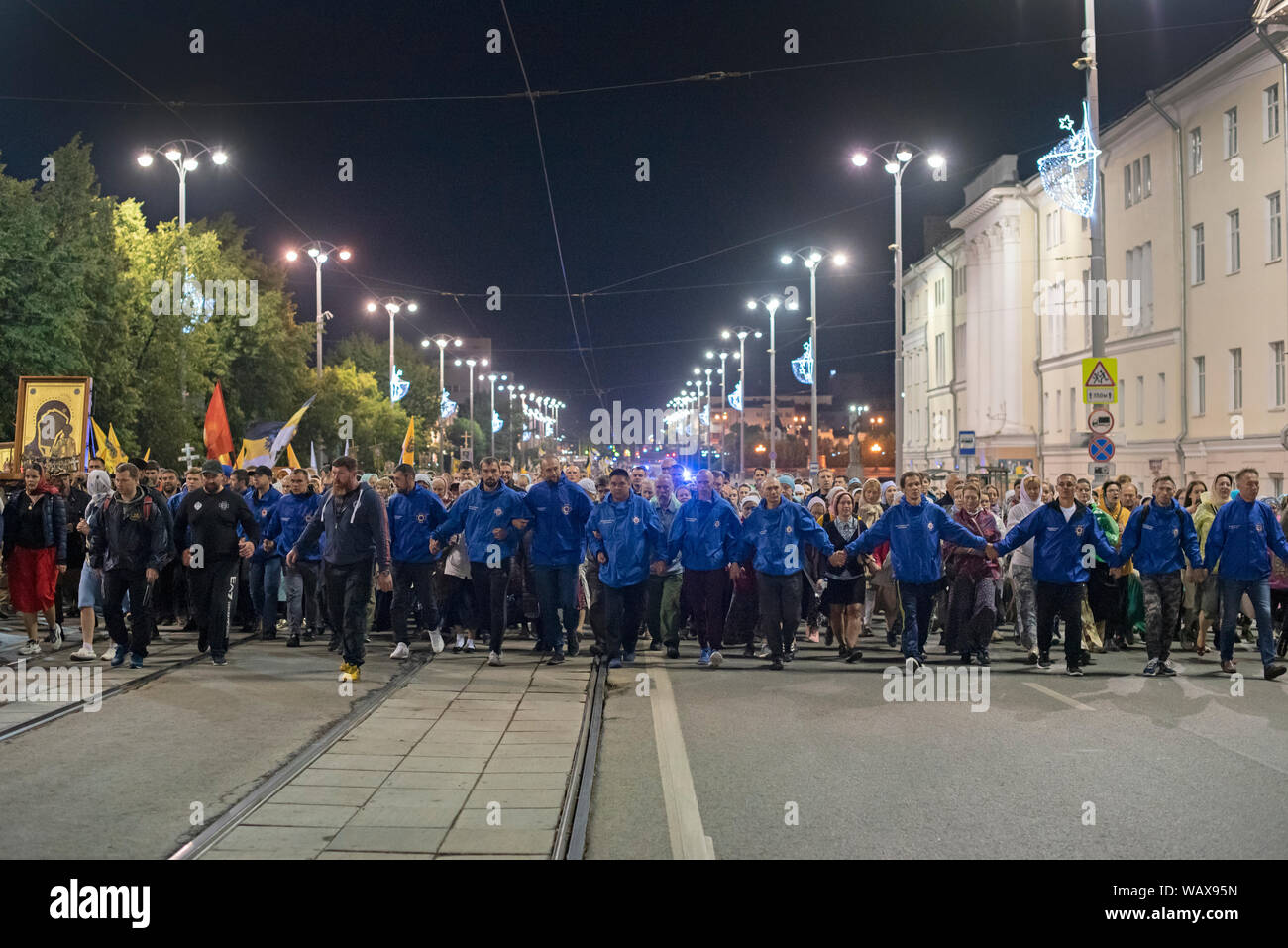 Il est 2:30, les 40 000 pèlerins, Religieux, tsaristes, Verbände, et politiques se mettent en marche en Direction de Ganina Yama. 21 k m à pied et Stockfoto