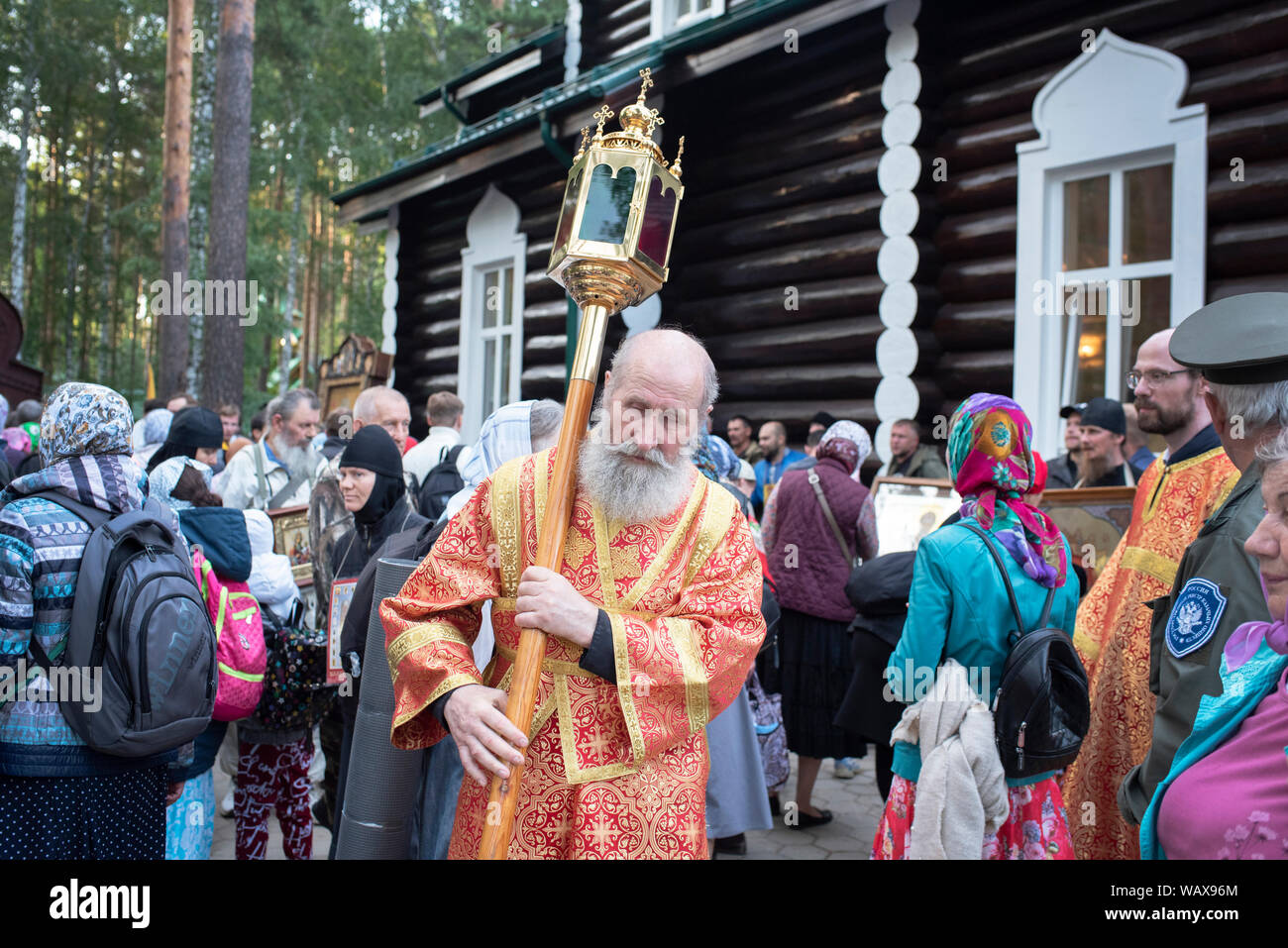 Les Pèlerins sind dispersés dans chacune des Églises, d'autres se reposent. Les religieux orthodoxes commencent leurs rituelles Religieux. Au Milieu, Stockfoto