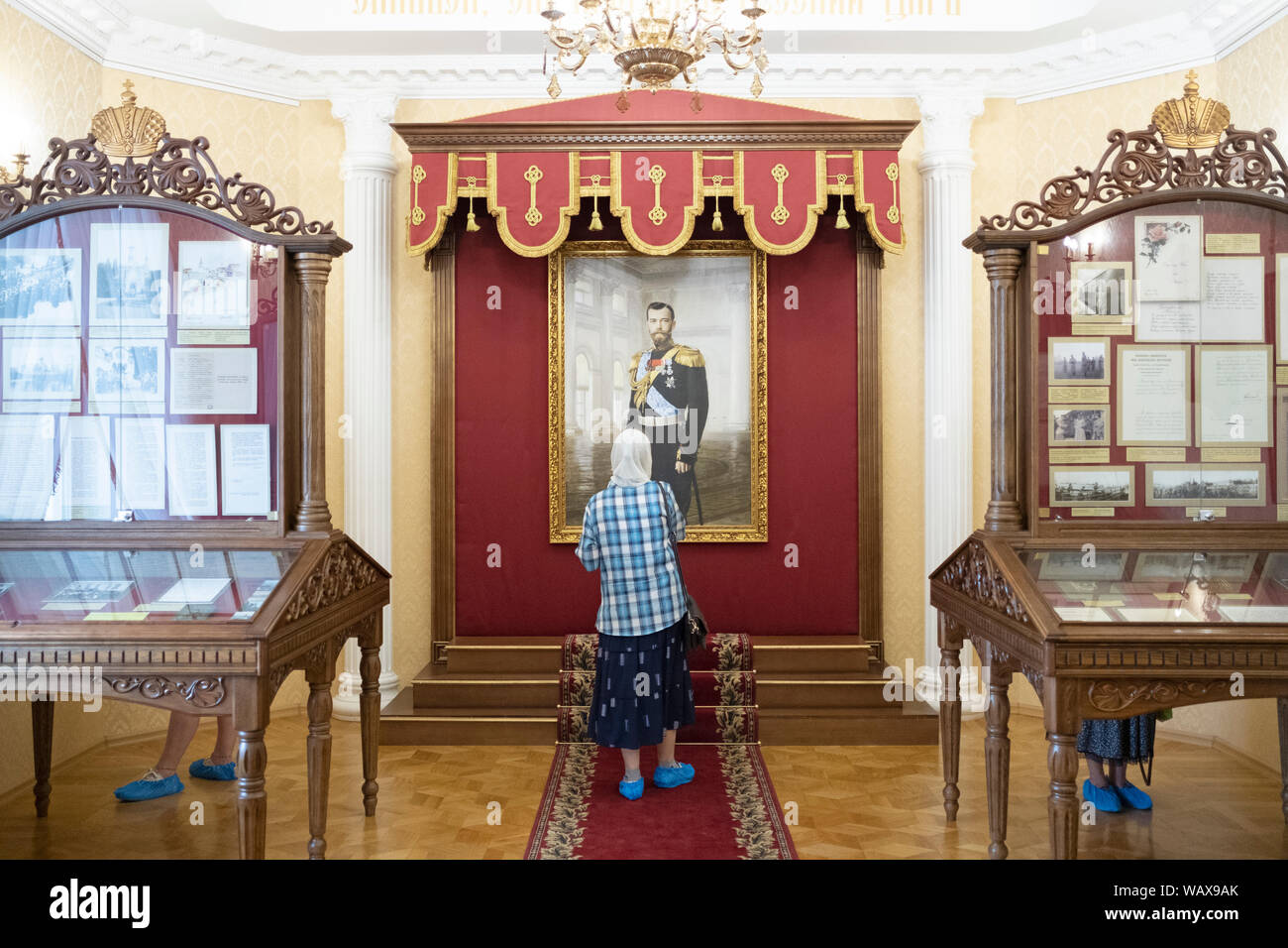 Les Pèlerins En attendant Les festivités, profitent du Musée dédié à la Famille de Romanov. Die pilger Warten auf die Festlichkeiten, genießen Sie das Museum de Stockfoto