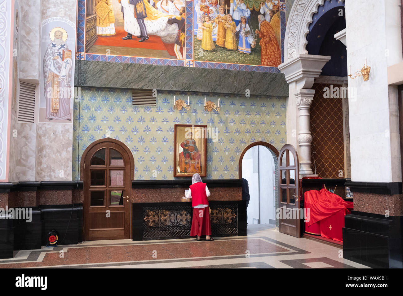 L'église est prête à accueillir des milliers de pèlerins. Des tableaux dans Toute l'église illustrent Le couronnement du Tsar Nicolas II en 1896. L'ég Stockfoto