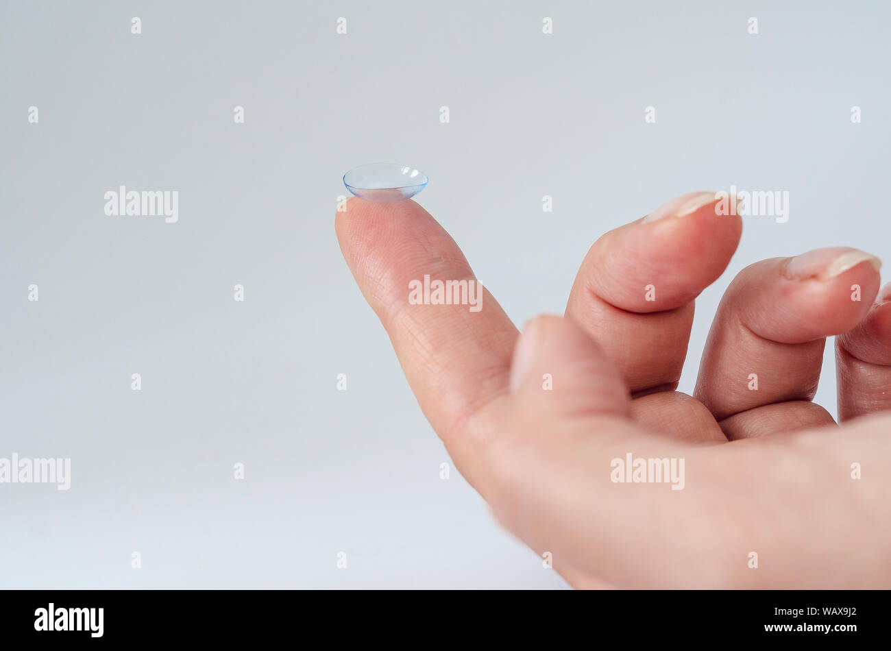 Contact lens Close-up auf fingertip einer Frau. Gute Vision, Optiker, Behandlung. Stockfoto