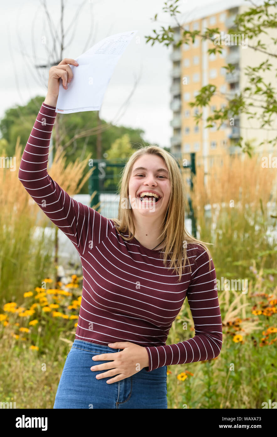 Die GCSE Ergebnisse. Birmingham, Großbritannien. 22. August 2019. Student Kat Lightfoot feiert ihr GCSE Ergebnisse bei Lade Könige Akademie in Birmingham. Foto: Simon Hadley/Alamy Leben Nachrichten. Stockfoto