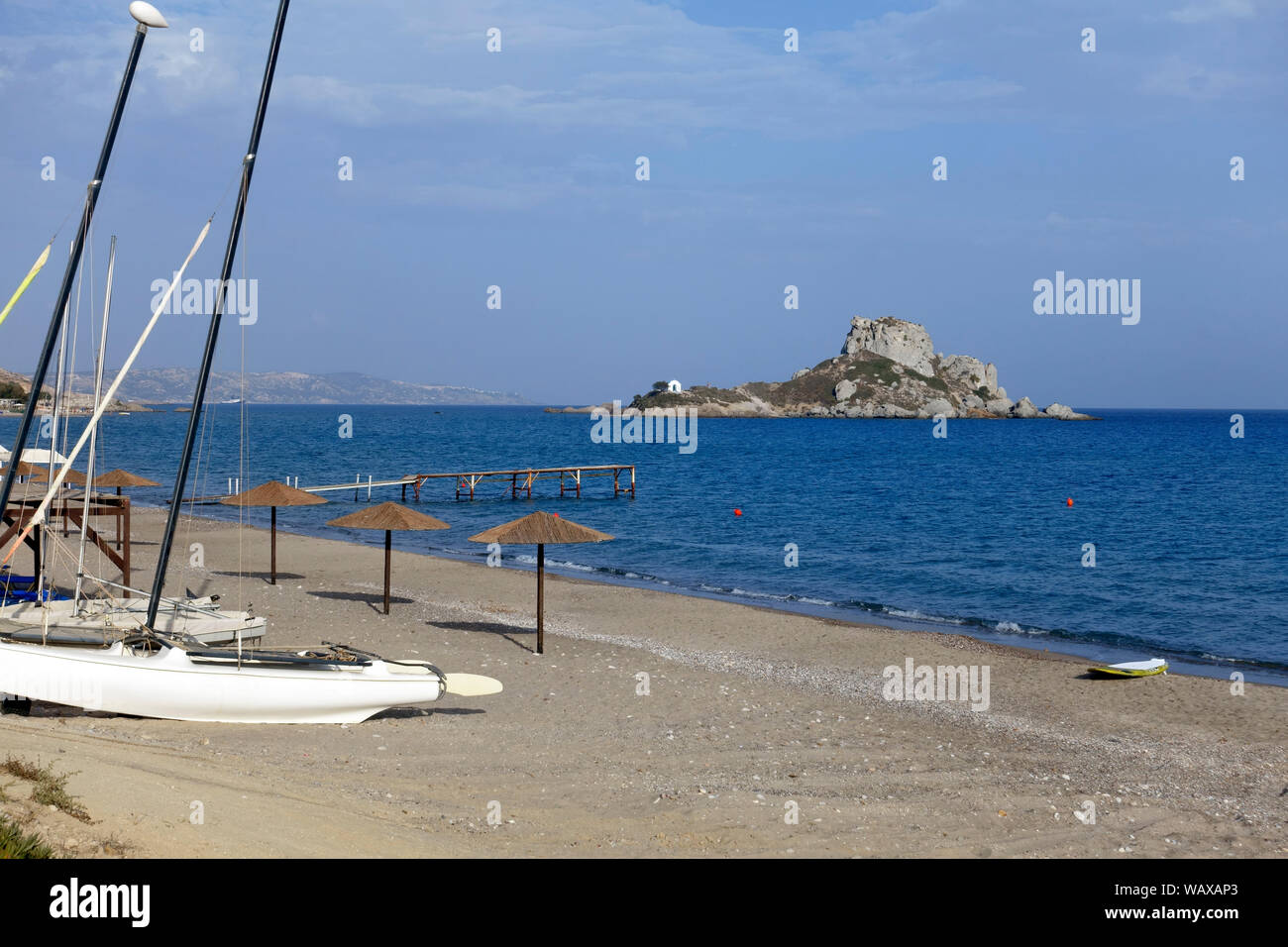 Kos: Agios Stefanos Strand mit Kastri Insel im Hintergrund Stockfoto
