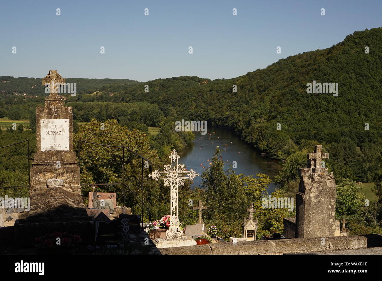 Blick auf den Fluss Dordogne Tal von einem hilll top Friedhof. Stockfoto