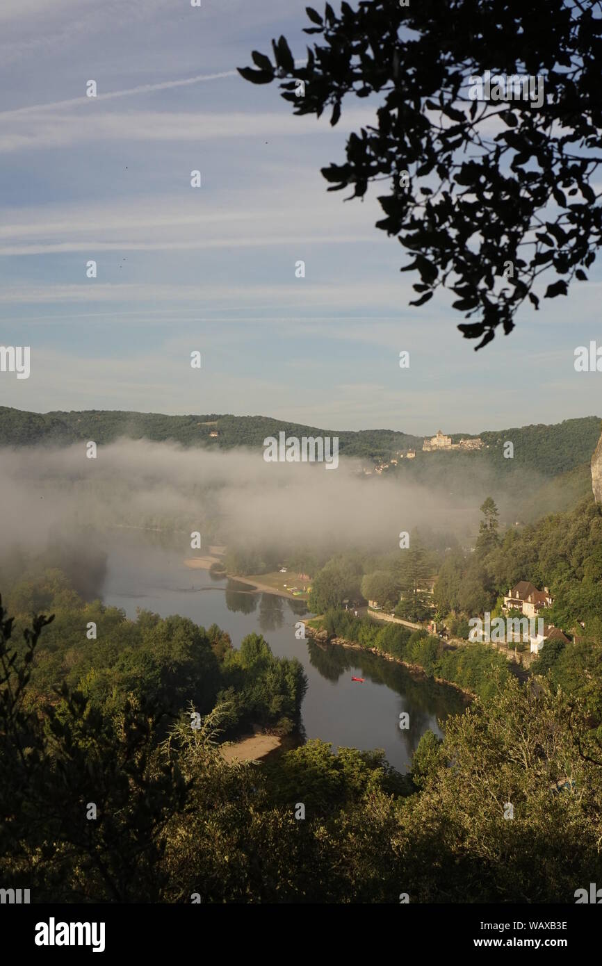 Morgennebel über dem Fluss Tal Stockfoto