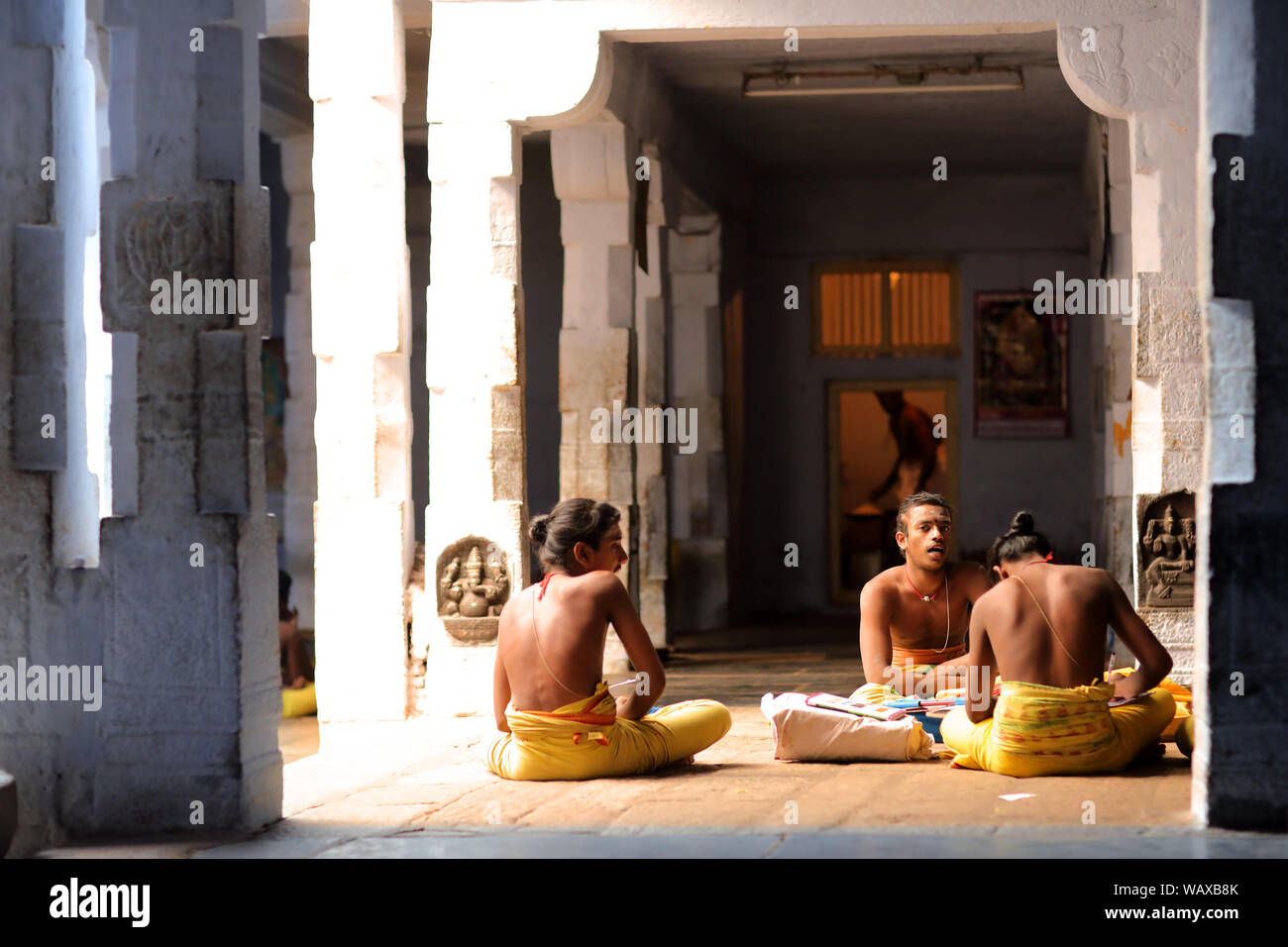Brahmane Studenten in einem traditionellen Brahmane Schule in der Thiruparankundram Murugan Tempel in Madurai, Indien. Stockfoto