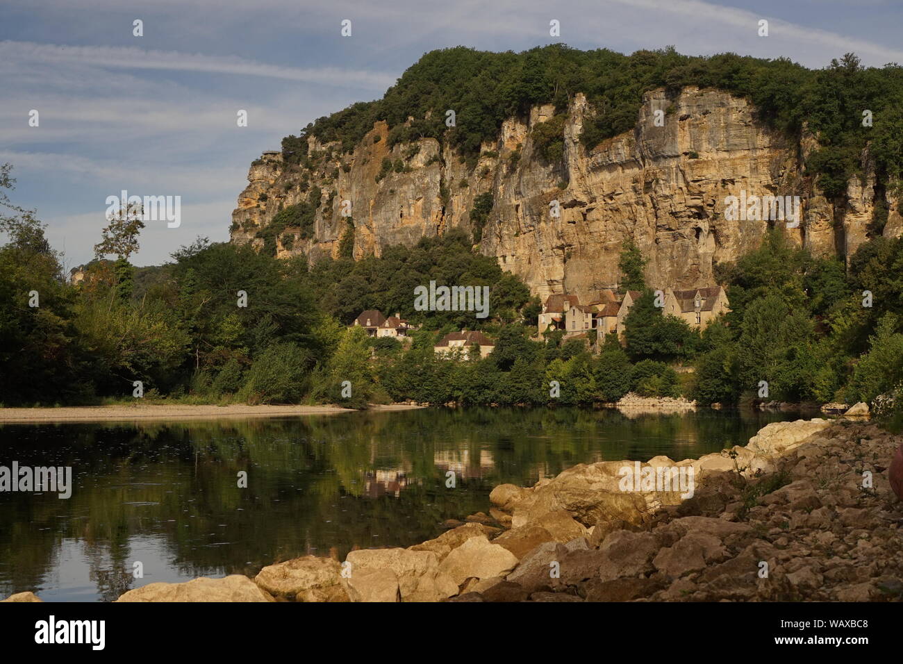 Ein grosser Felsen Felswand über dem Fluss Dordogne Stockfoto