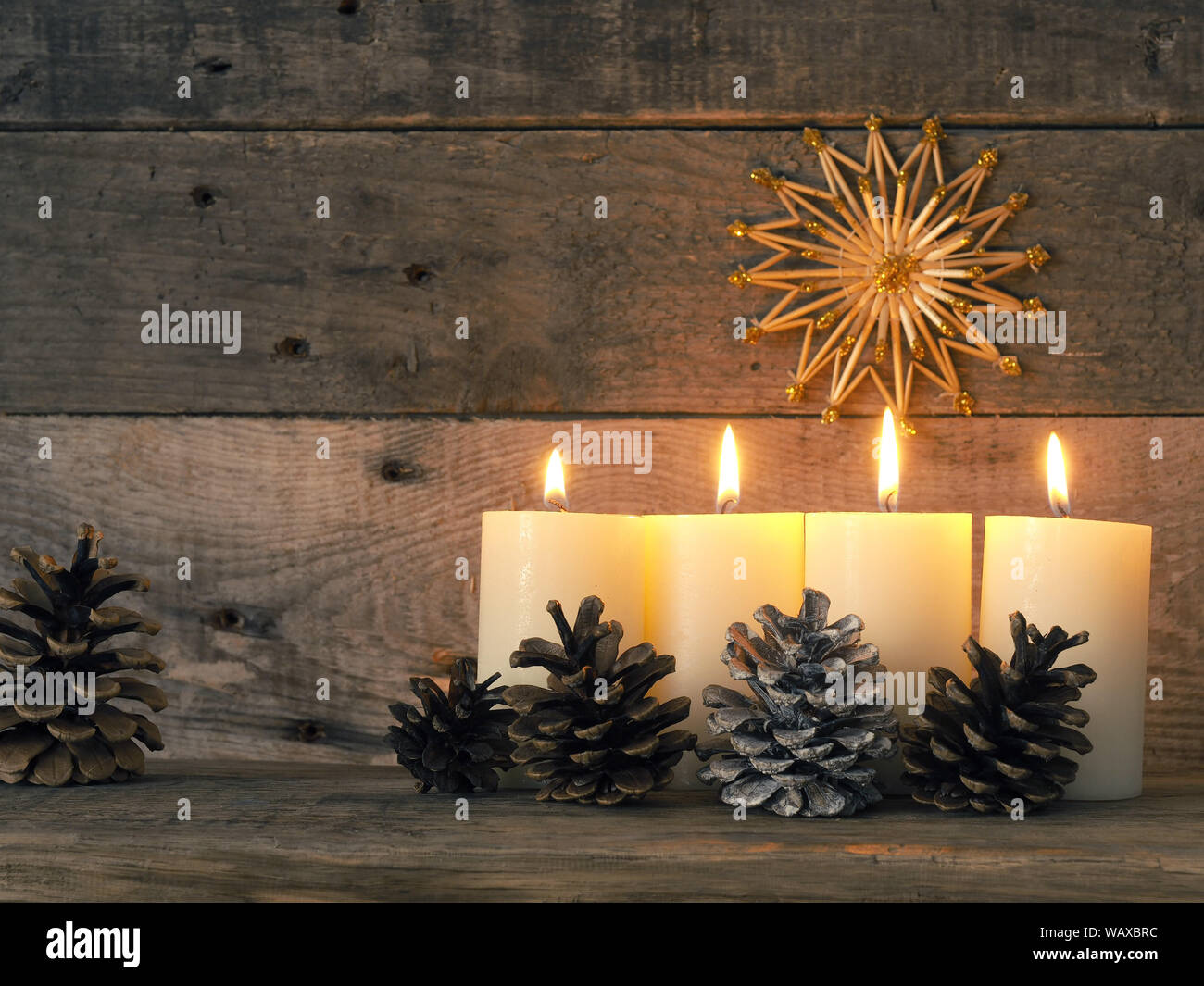 Vier Advent Kerzen brennen, die vierte Kerze brennt Advent, Weihnachten Konzept Stockfoto
