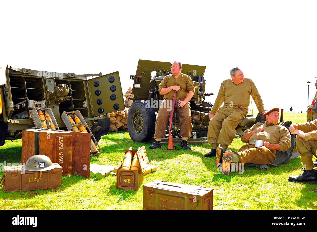 1940 Kriegszeit Wochenende, Lytham, Lancashire, UK. Artillerie Männer nehmen eine Pause zwischen den Feuern der 25 pfünder Kanonen auf Lytham Grün Stockfoto