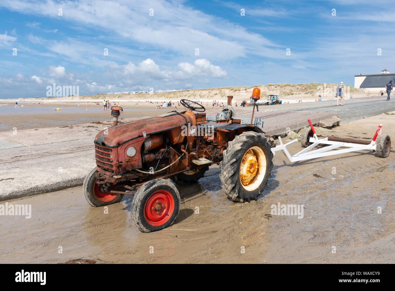 Traktor auf Strand Gouville-sur-Bloße Stockfoto