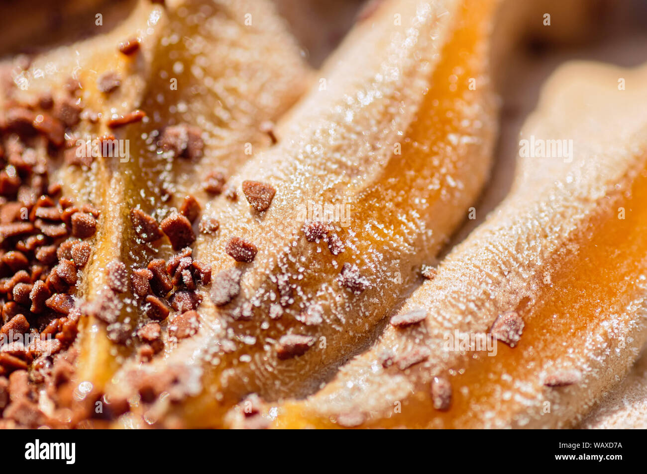 Leckere Schokolade Dessert. Eis mit Stücken von Chocolate Chip Cookies, close-up. Stockfoto