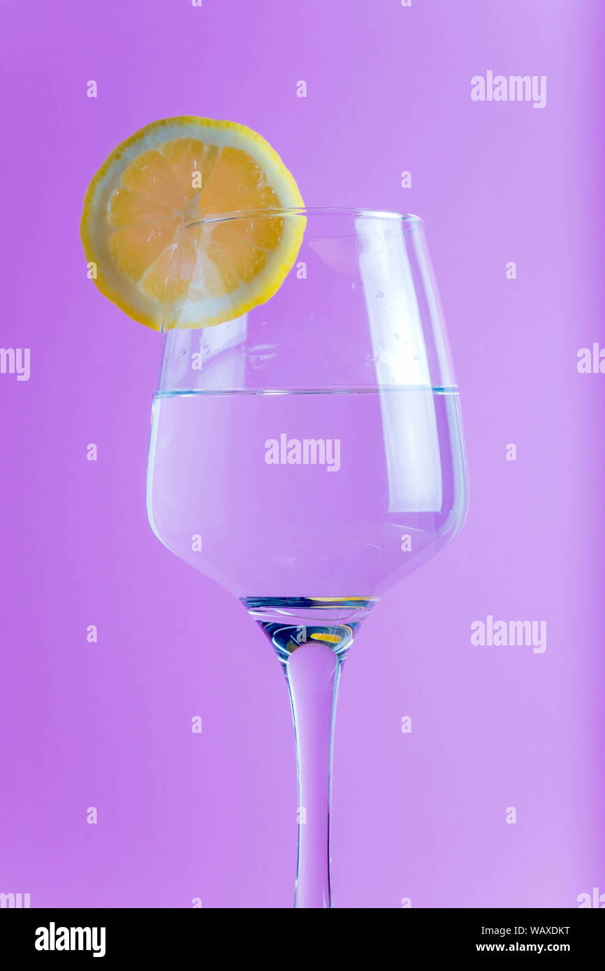 Cocktail isoliert in lila Hintergrund mit zitronenscheibe Stockfoto