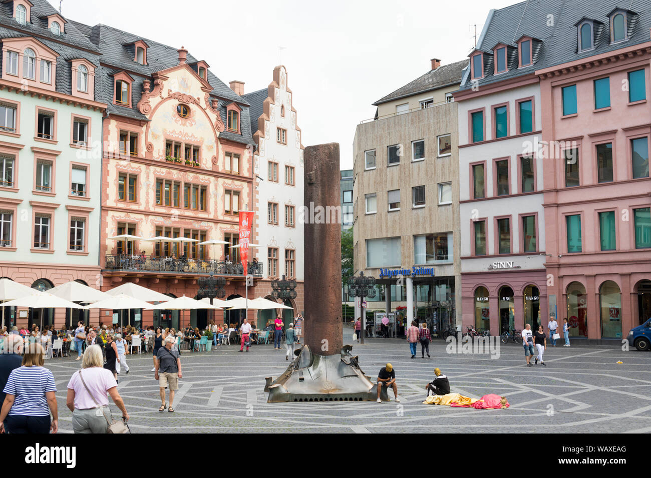 Menschen, die in der Altstadt am Marktplatz von Mainz, Deutschland Stockfoto