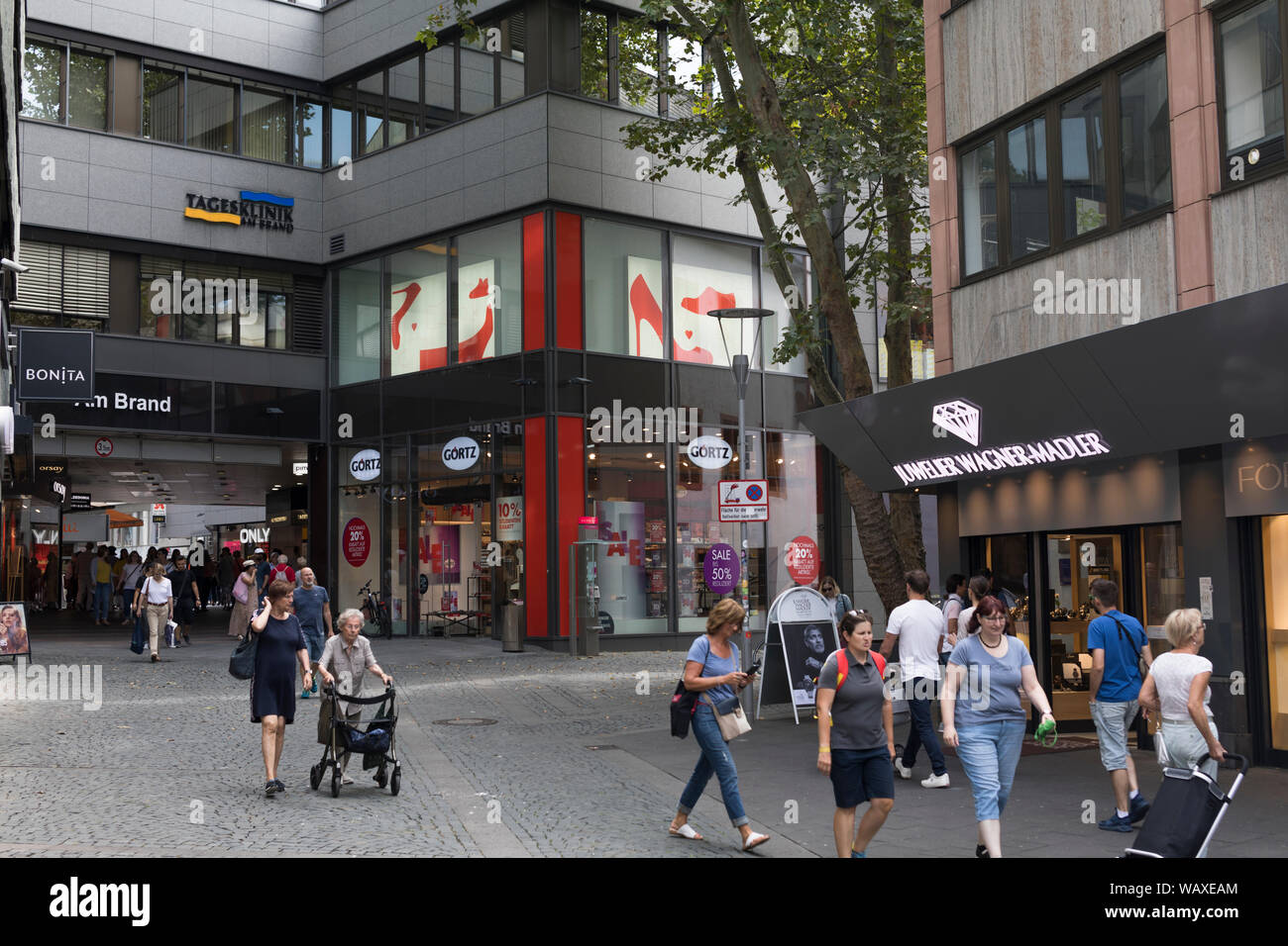 Menschen gehen an einem modernen innerstädtischen Einkaufsstraße in Mainz, Deutschland Stockfoto