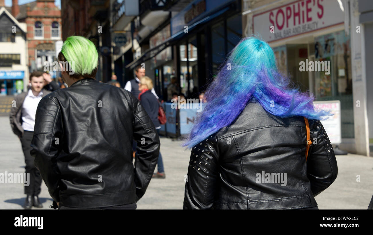 Paar mit gefärbten Haaren in Leder Jacken Stockfoto