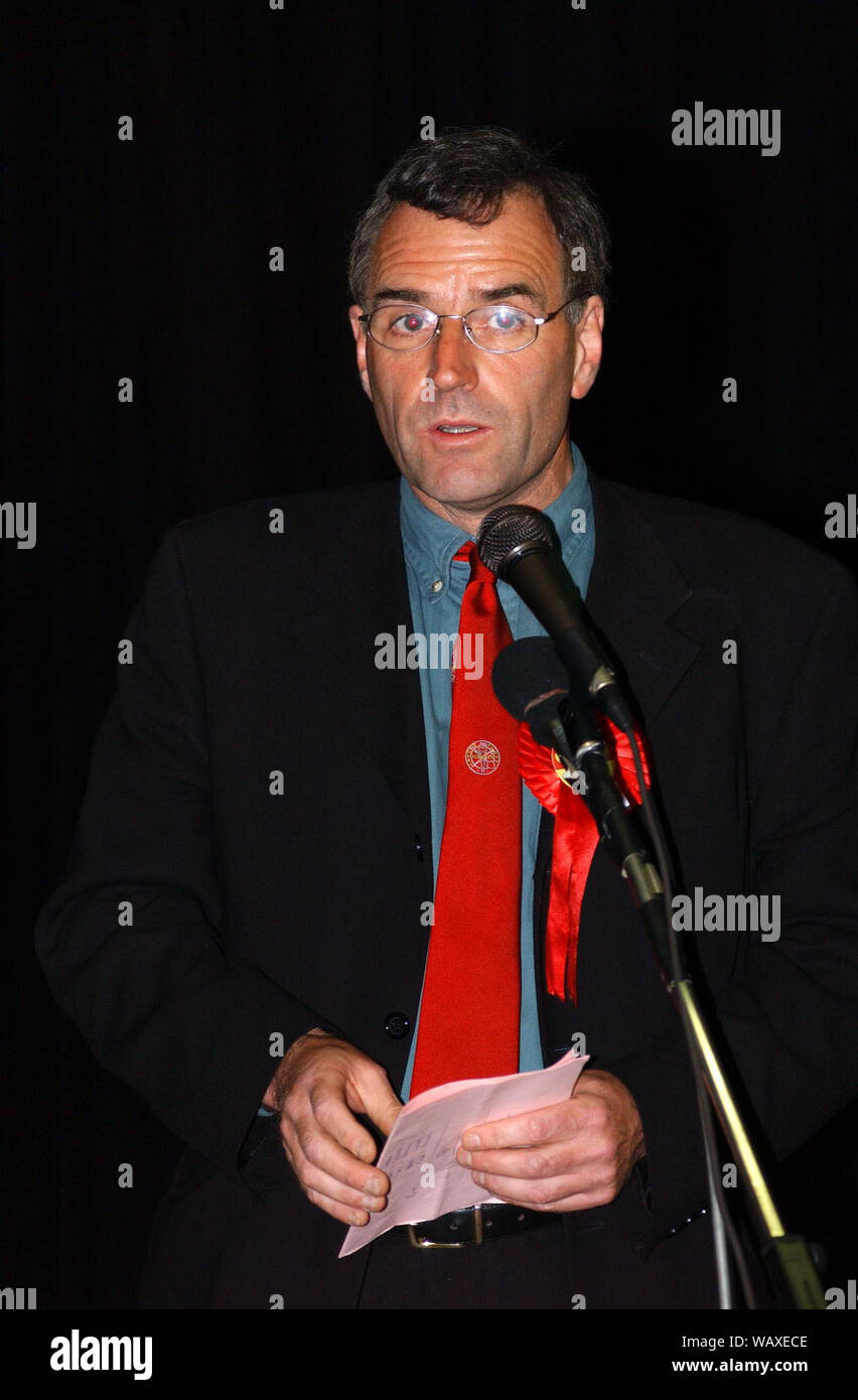 2001 allgemeine Wahlen. Arbeit Kandidat Keith Geddes macht seine Rede nach dem Verlieren Tweeddale, Ettrick und Lauderdale in Galashiels 7-8/6/01. Stockfoto
