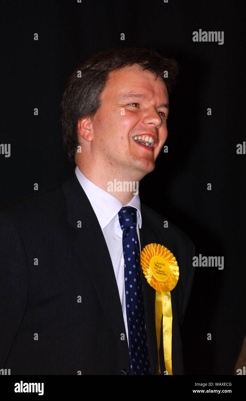2001 allgemeine Wahlen. Liberaler Demokrat Michael Moore macht seine Dankesrede nach Beibehaltung Tweeddale, Ettrick und Lauderdale in Galashiels 7-8/6/01. Stockfoto