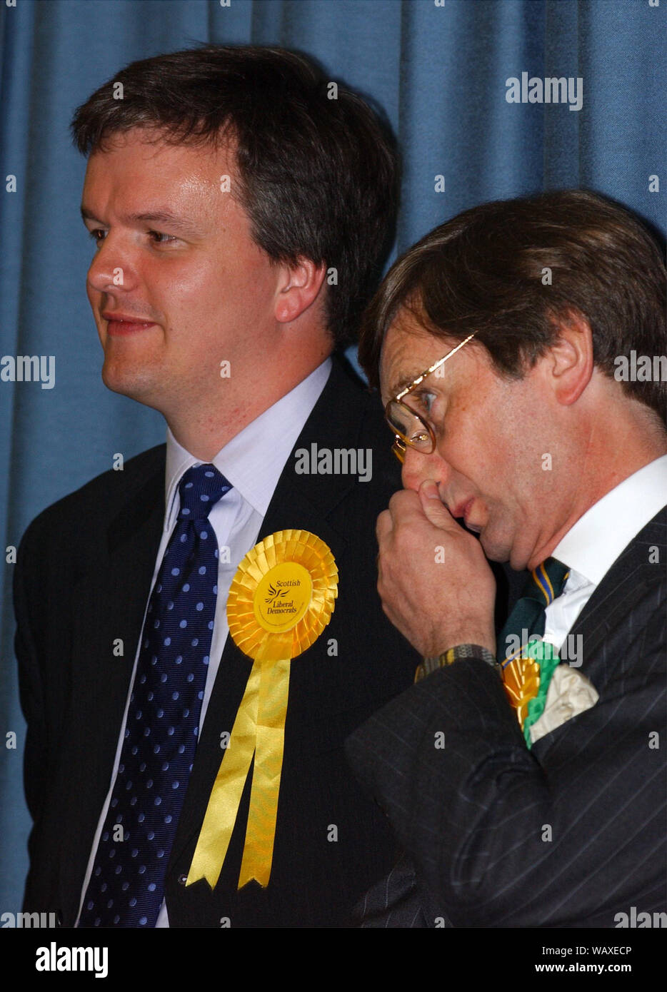 Die Fraktion der Liberalen und Demokratischen Partei Europas Michael Moore und Archie Kirkwood erwarten das Ergebnis in der tweeddale, Ettrick und Lauderdale und den Roxburgh und Berwickshire zählt in Galashiels 7-8/6/01. Beide Kandidaten hielten ihre Sitze. Stockfoto