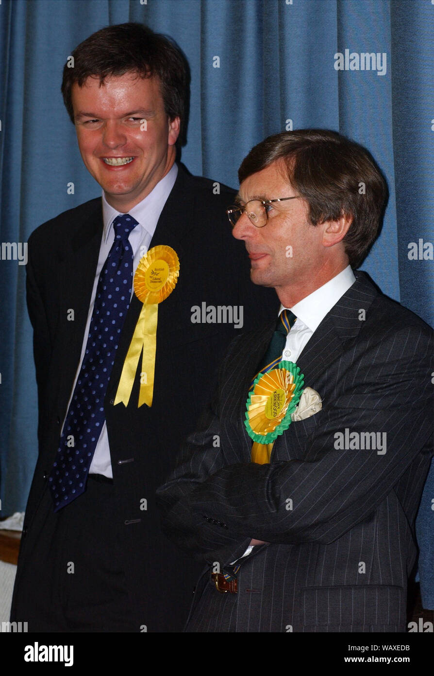 Liberale Deocrats Michael Moore und Archie Kirkwood erwarten das Ergebnis in der tweeddale, Ettrick und Lauderdale und den Roxburgh und Berwickshire zählt in Galashiels 7-8/6/01. Beide Kandidaten hielten ihre Sitze. Stockfoto