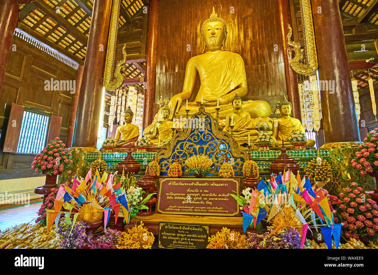 CHIANG MAI, THAILAND - Mai 2, 2019: Der Altar aus Teak viharn (gebetsraum) von Wat Phan Tao Tempel mit vergoldeten Buddha Bilder, Spiegel Muster eingerichtet ist Stockfoto