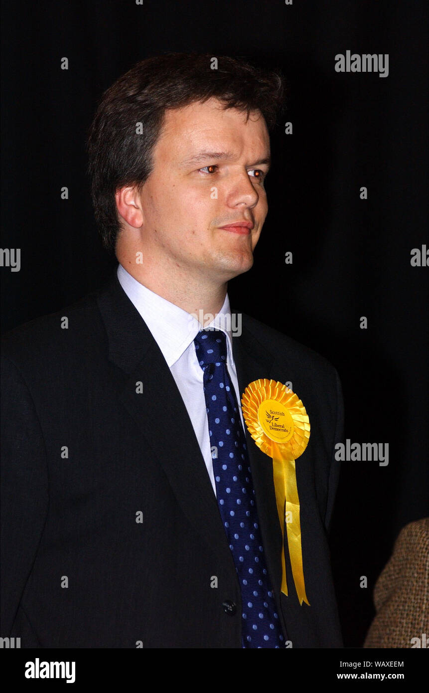 2001 allgemeine Wahlen. Liberaler Demokrat Michael Moore macht seine Dankesrede nach Beibehaltung Tweeddale, Ettrick und Lauderdale in Galashiels 7-8/6/01. Stockfoto