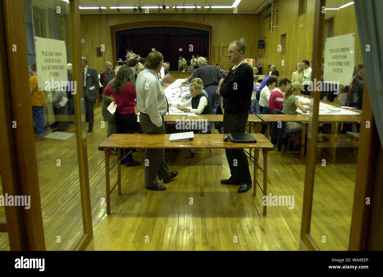 Die stimmzettel sind an der Tweeddale, Ettrick und Lauderdale in Galashiels gezählt auf 7-8/6/01. Stockfoto
