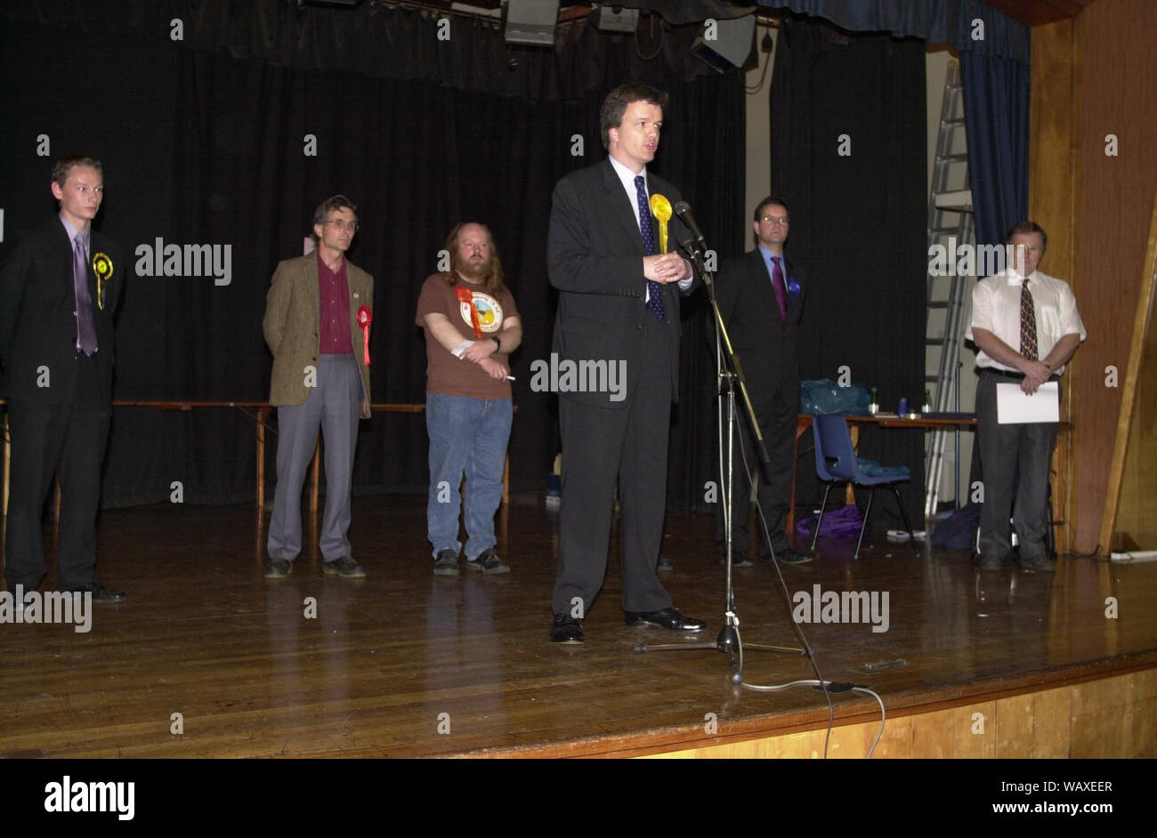 2001 allgemeine Wahlen. Liberaler Demokrat Michael Moore macht seine Dankesrede nach Beibehaltung Tweeddale, Ettrick und Lauderdale in Galashiels 7-8/6/01. Stockfoto