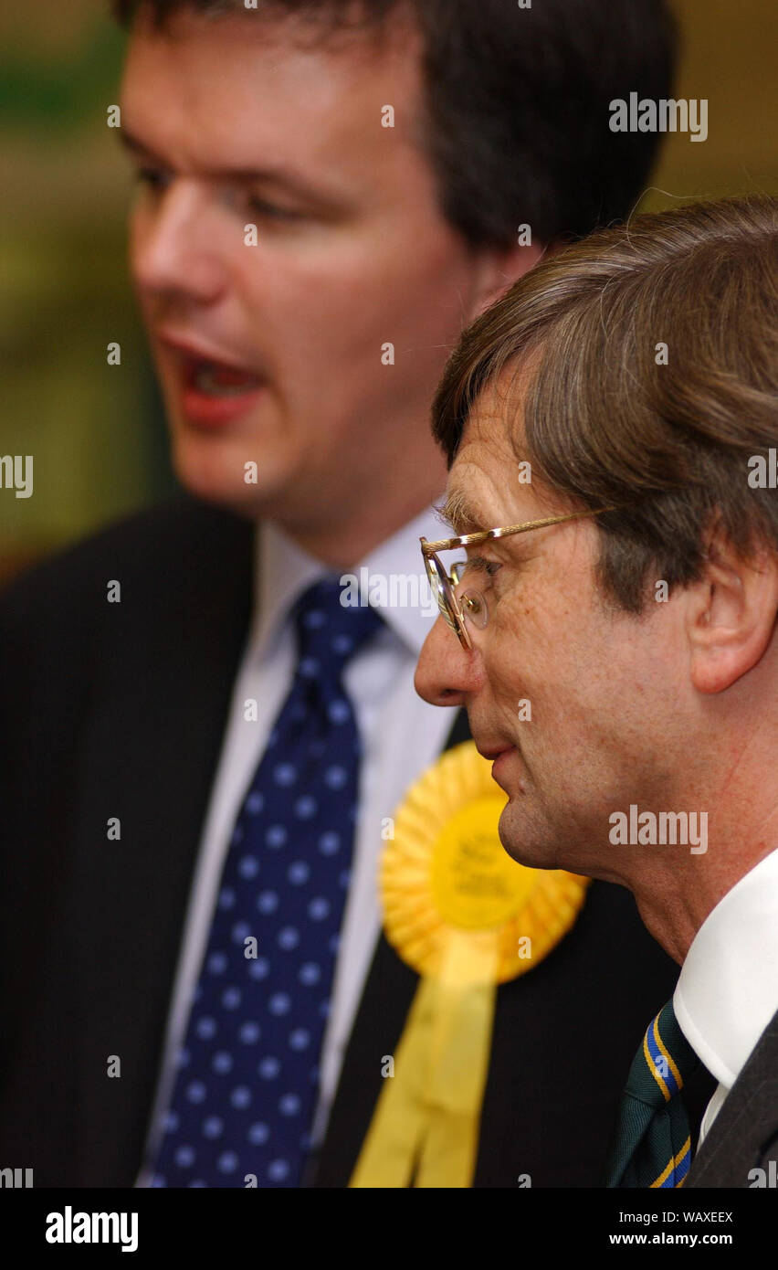 Liberale Deocrats Michael Moore und Archie Kirkwood erwarten das Ergebnis in der tweeddale, Ettrick und Lauderdale und den Roxburgh und Berwickshire zählt in Galashiels 7-8/6/01. Beide Kandidaten hielten ihre Sitze. Stockfoto