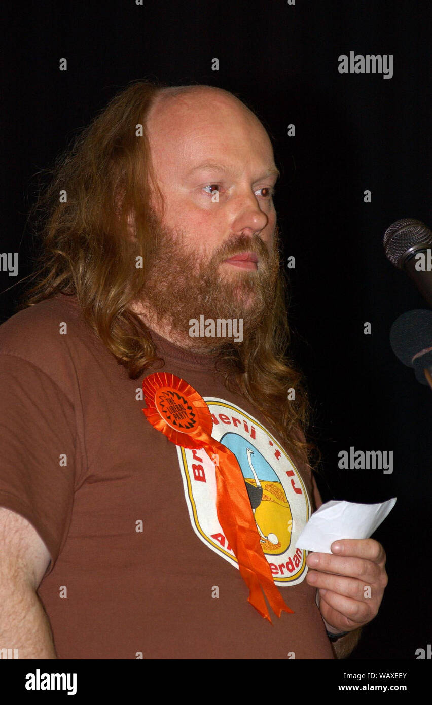 2001 allgemeine Wahlen. Liberale Kandidat John Hein macht seine Rede nach dem Verlieren Tweeddale, Ettrick und Lauderdale in Galashiels 7-8/6/01. Stockfoto