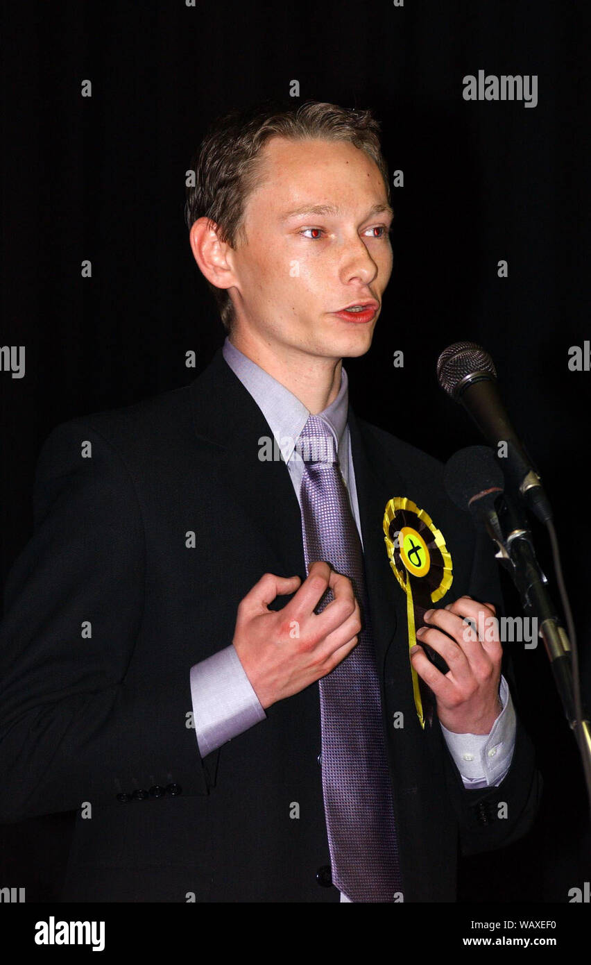 2001 allgemeine Wahlen. SNP-Kandidaten Richard Thomson macht seine Rede nach dem Verlieren Tweeddale, Ettrick und Lauderdale in Galashiels 7-8/6/01. Stockfoto