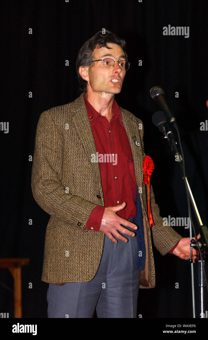 2001 allgemeine Wahlen. Scottish Socialist Party Kandidat Norman Lockhart macht seine Rede nach dem Verlieren Tweeddale, Ettrick und Lauderdale in Galashiels 7-8/6/01. Stockfoto