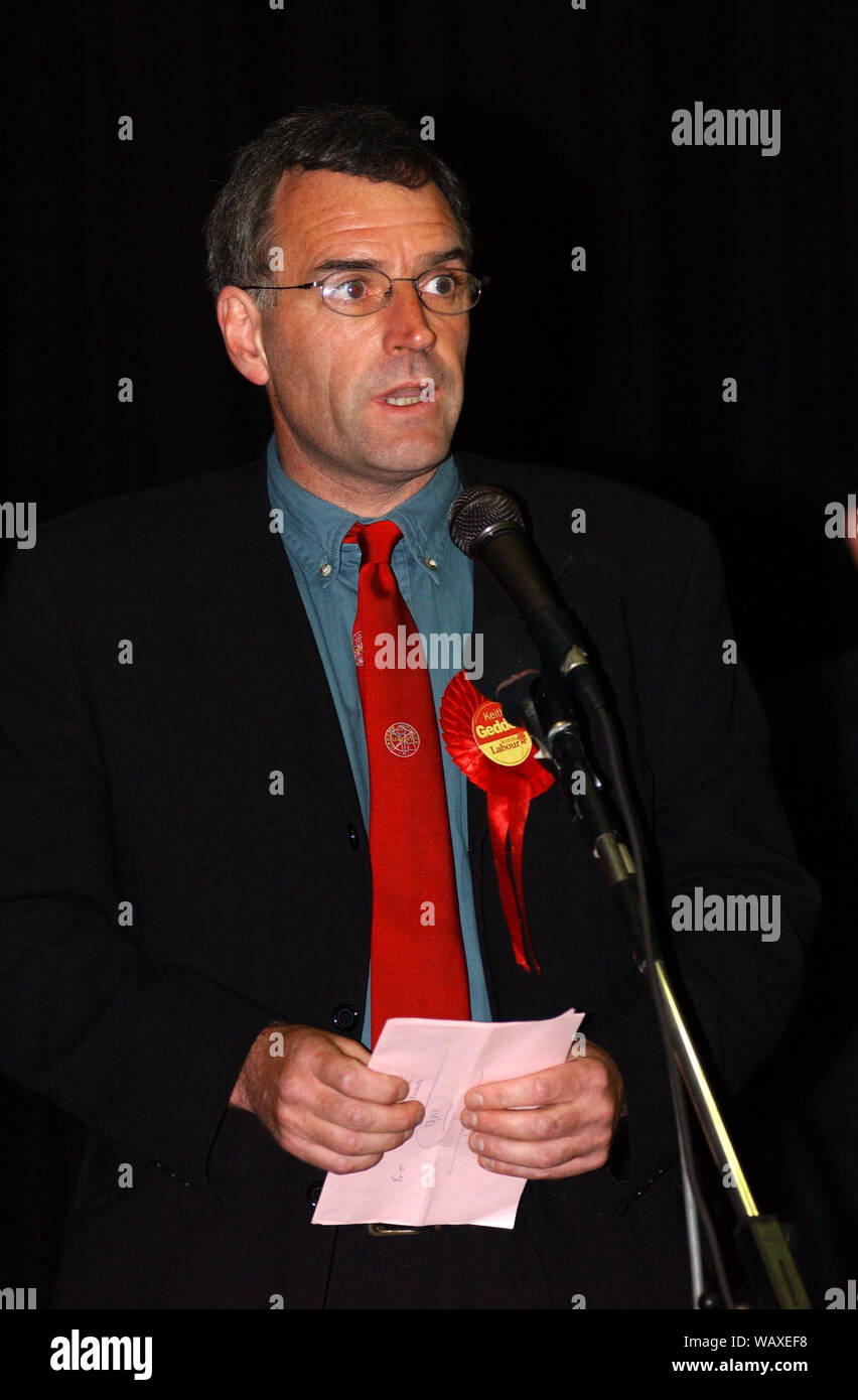 2001 allgemeine Wahlen. Arbeit Kandidat Keith Geddes macht seine Rede nach dem Verlieren Tweeddale, Ettrick und Lauderdale in Galashiels 7-8/6/01. Stockfoto