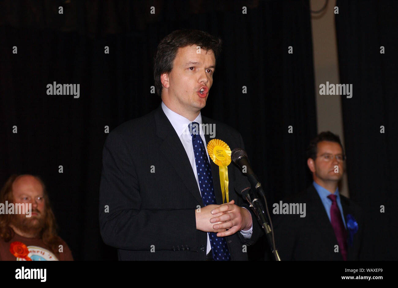 2001 allgemeine Wahlen. Liberaler Demokrat Michael Moore macht seine Dankesrede nach Beibehaltung Tweeddale, Ettrick und Lauderdale in Galashiels 7-8/6/01. Stockfoto