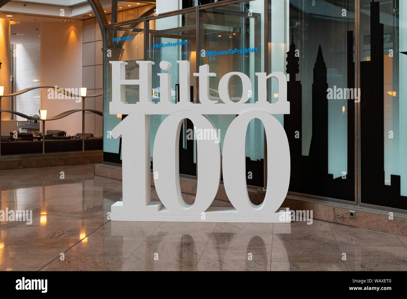Hilton 100 Jahre Jubiläum Zeichen im Hilton Frankfurt Hotel, Frankfurt am Main, Deutschland Stockfoto