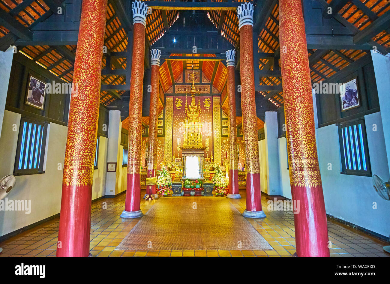 CHIANG MAI, THAILAND - Mai 2, 2019: das Innere der historischen Bhuridatto Viharn von Wat Chedi Luang Komplex mit hohen Teak Säulen, mit vergoldeten Patt abgedeckt Stockfoto