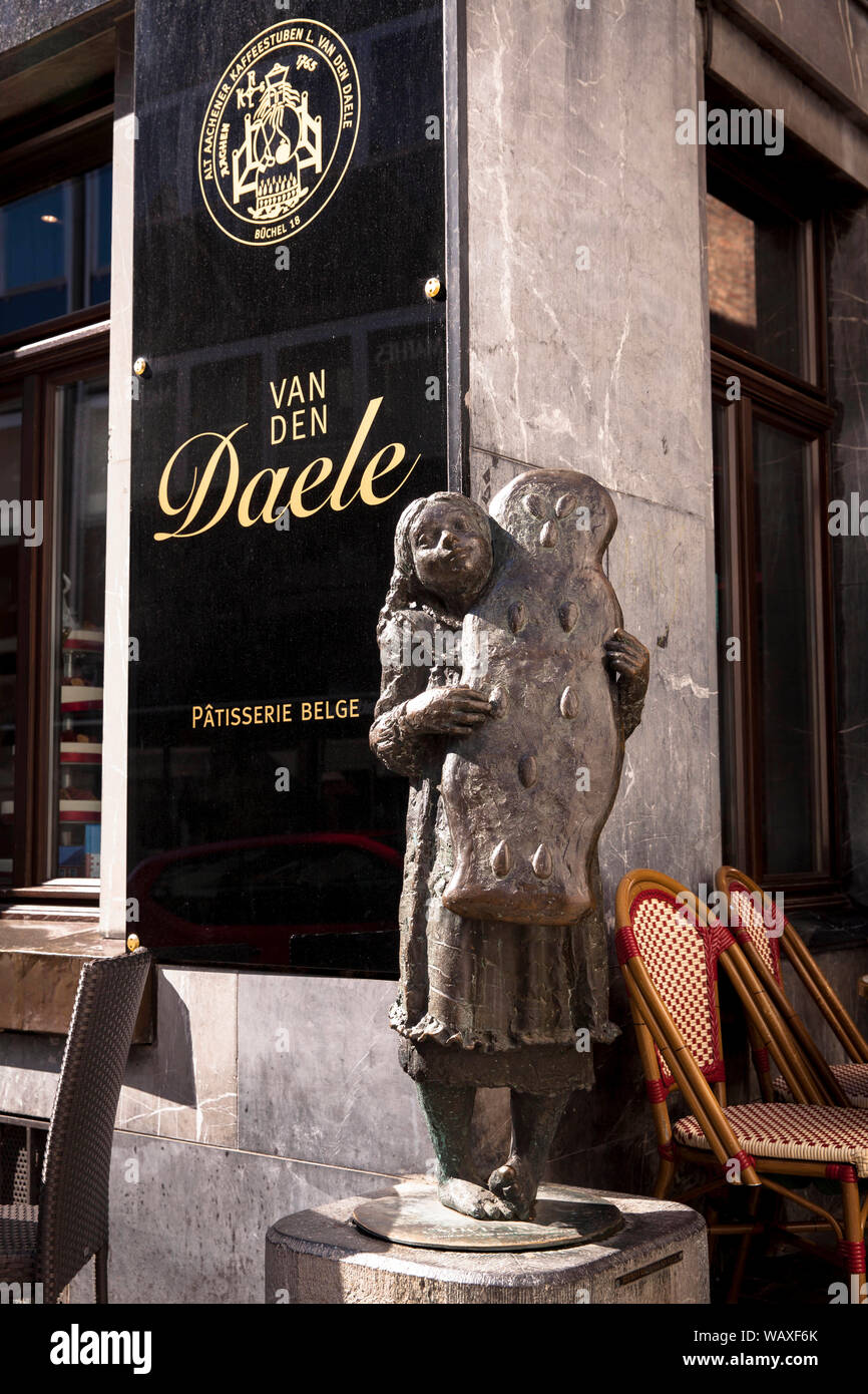 Die sculture Printenmaedchen vor dem Cafe Daele, Aachen, Nordrhein-Westfalen, Deutschland. das Printenmaedchen, Skulptur vor dem Cafe Daele, EIN Stockfoto