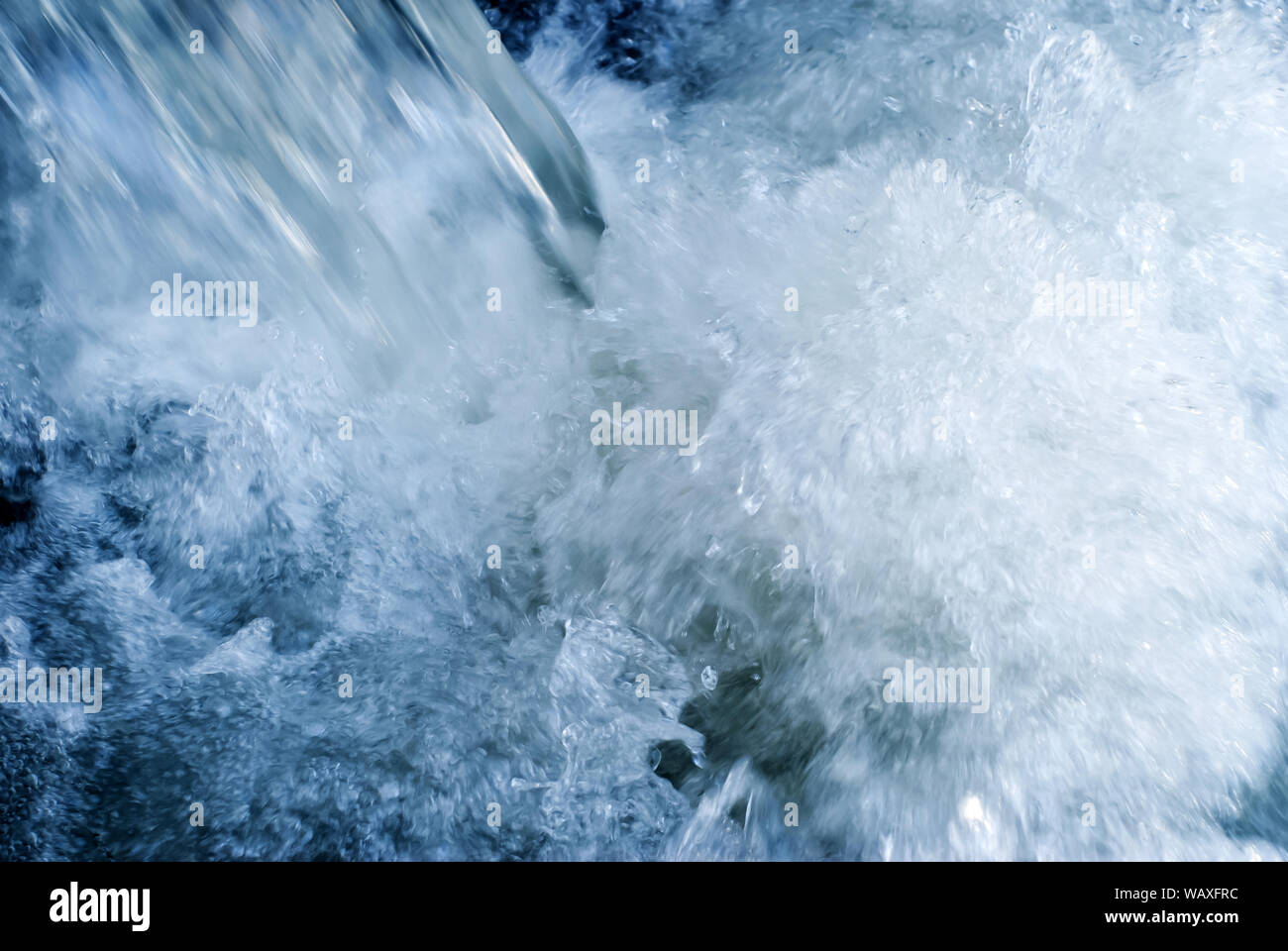 Zusammenfassung Hintergrund - eine kleine, aber turbulenter Wasserstrom Schaum und Düsen Stockfoto