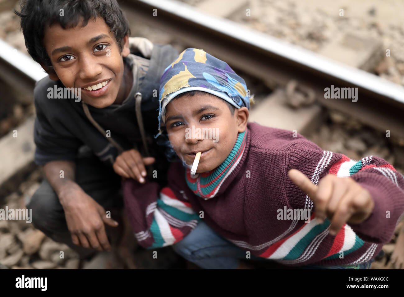 Straßenkinder in Dhaka, Bangladesh. Bangladesch hat eine geschätzte Anzahl von über 670.000 Straßenkinder Stockfoto