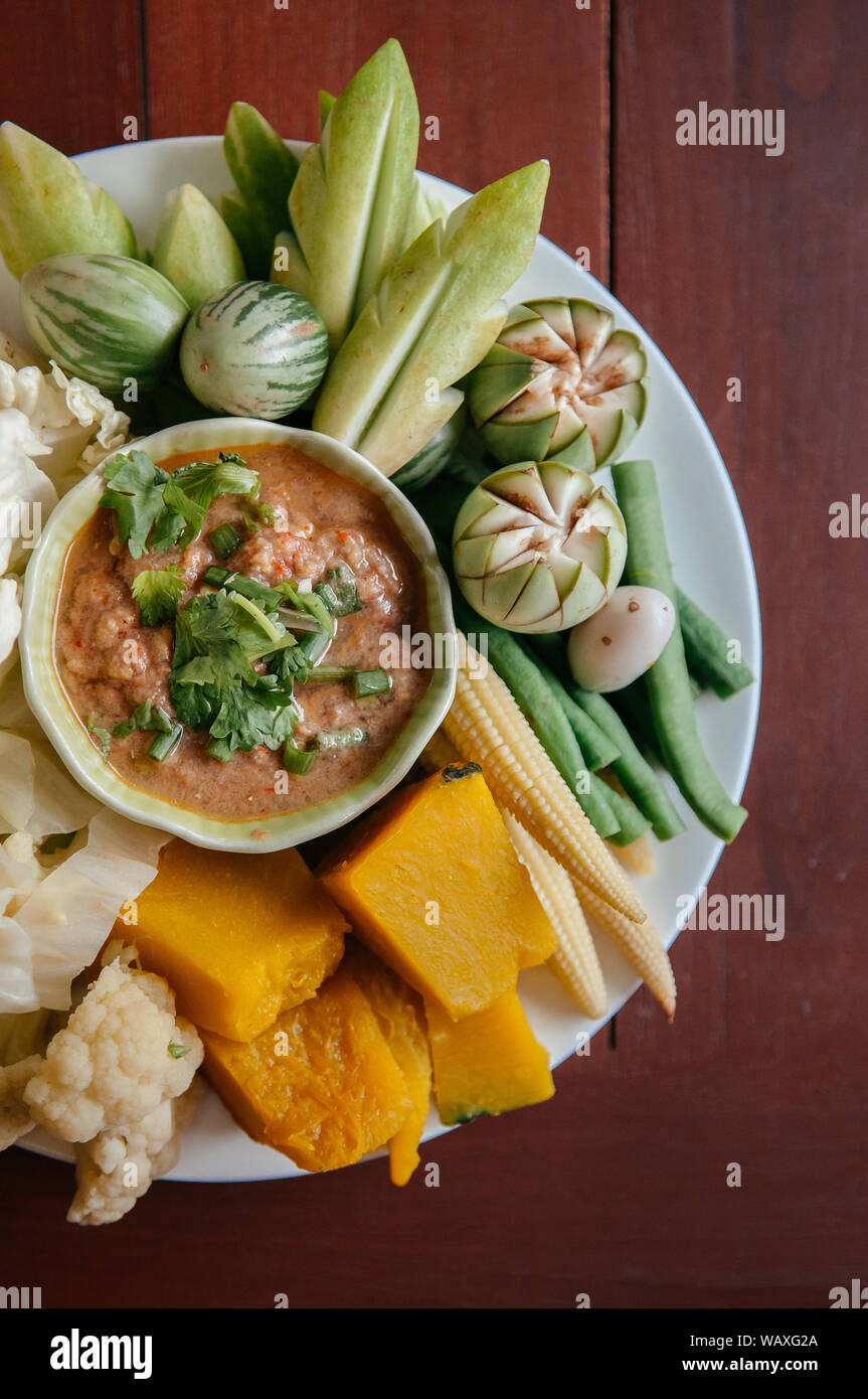 Nam Prik Pla-Thai chili paste Dip mit Makrele Fisch, Fleisch und frisches Gemüse, Kürbis, Gurken, Bohnen und Blumenkohl zu Stockfoto