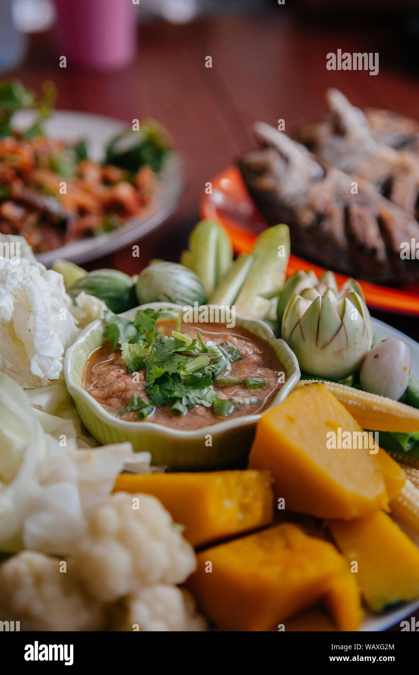 Nam Prik Pla-Thai chili paste Dip mit Makrele Fisch, Fleisch und frisches Gemüse, Kürbis, Gurken, Bohnen und Blumenkohl zu Stockfoto