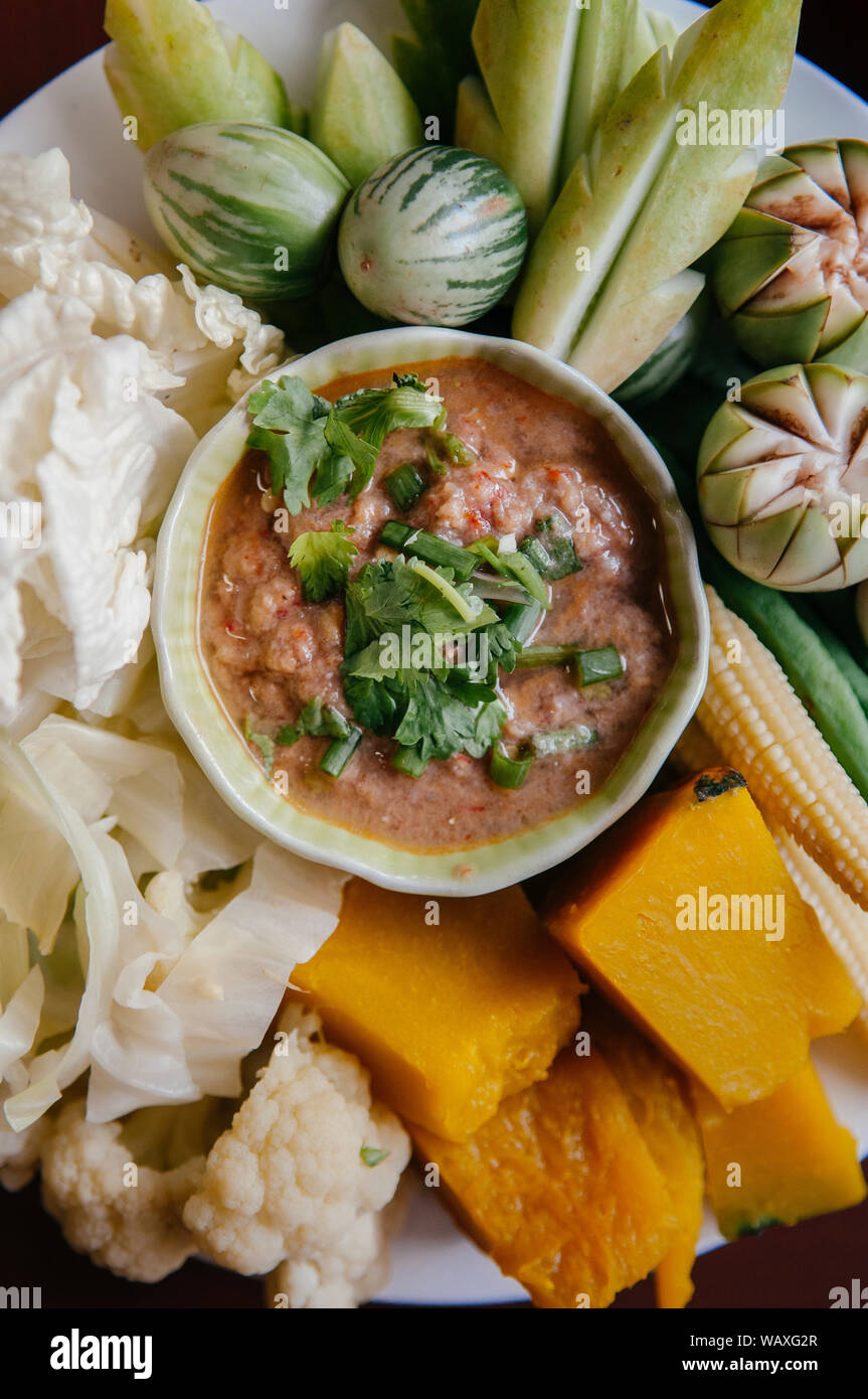 Nam Prik Pla-Thai chili paste Dip mit Makrele Fisch, Fleisch und frisches Gemüse, Kürbis, Gurken, Bohnen und Blumenkohl zu Stockfoto