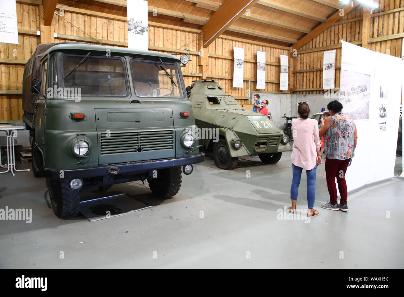 22. August 2019, Thüringen, Mödlareuth: Besucher Blick auf Fahrzeuge der Grenztruppen der DDR im Grenzlandmuseum. Für 41 Jahre, die innerdeutsche Grenze verlief mitten durch das Dorf Mödlareuth, die daher auch als "Little Berlin". Foto: Bodo Schackow/dpa-Zentralbild/dpa Stockfoto