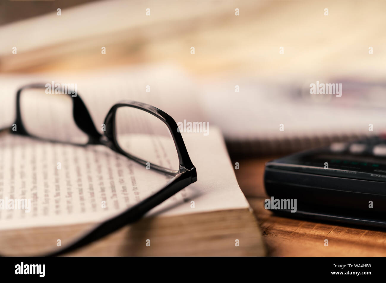 Bücher mit Brille auf einem hölzernen Tisch verstreut. Hintergrund Konzept für Prüfung studieren, arbeiten hart und Lehrer Tag mit Kopie für Text. Stockfoto