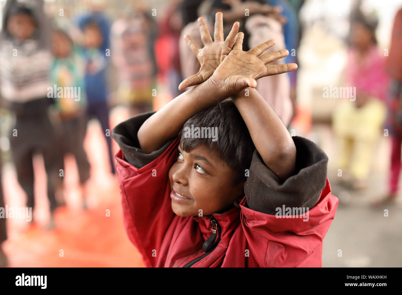 Straße Kind in Dhaka, Bangladesh. Bangladesch hat eine geschätzte Anzahl von über 670.000 Straßenkinder Stockfoto