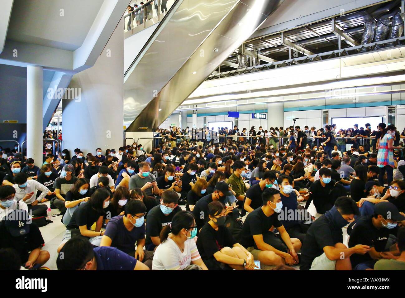 Hong Kong. 21 Aug, 2019. Die Demonstranten versammeln sich die Yuen Long MTR-Station des 21. Juli Unruhen zu markieren, wo die Polizei, das Blinde Auge auf Angriff der Gangster auf protestets am Bahnhof beschuldigt wird. Credit: Gonzales Foto/Alamy leben Nachrichten Stockfoto