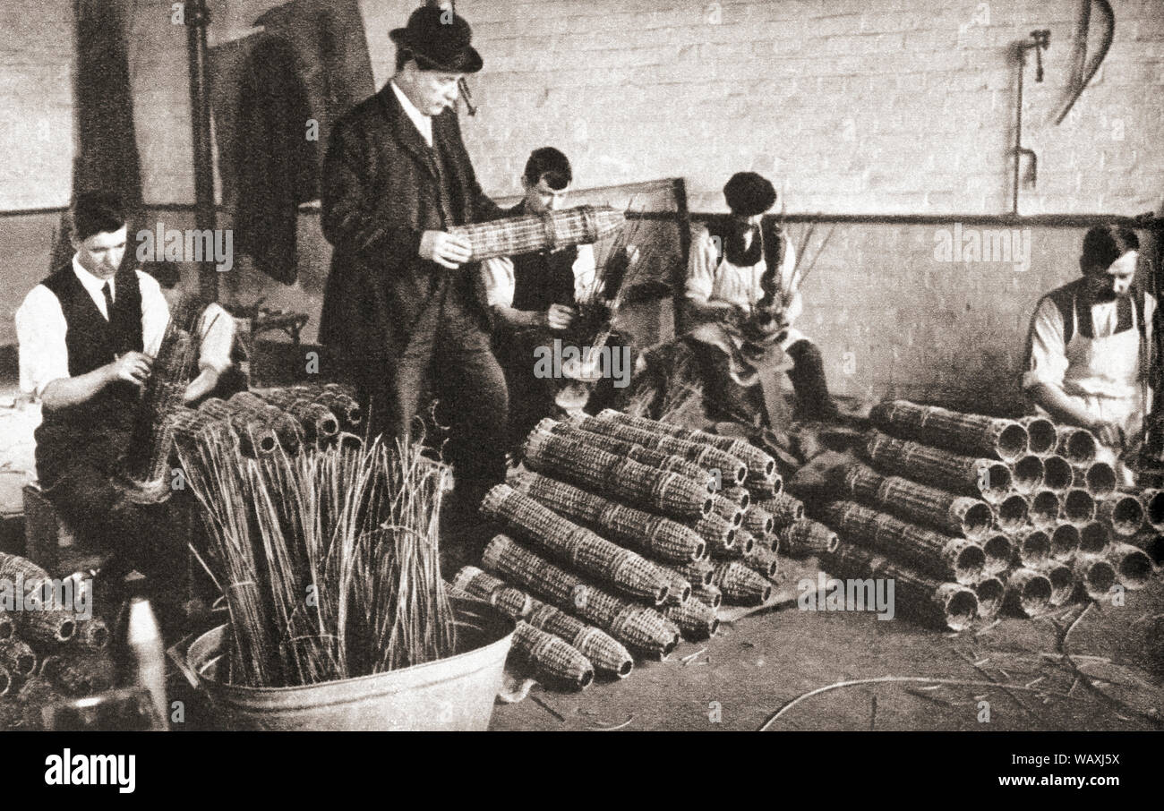 Ein Nottingham Fabrik während des Zweiten Weltkrieges ein, Arbeitnehmer, shell Körbe, in denen Geschosse für sicheren Transport verpackt wurden. Aus dem Festzug des Jahrhunderts, veröffentlicht 1934. Stockfoto